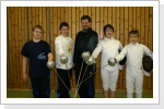 Die TG-Fechter Sascha Erdmenger (v.l.), Luca Falk Peters, Robin Mathis und Marcel Struzyna hier mit ihrem Trainer Erwin Kerekes Die TG-Fechter Sascha Erdmenger (v.l.), Luca Falk Peters, Robin Mathis und Marcel Struzyna hier mit ihrem Trainer Erwin Kerekes