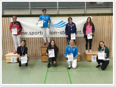 Von rechts stehend Sarah Schatton und Melanie Lippert, kniend 3. von rechts Johanna Pahlow